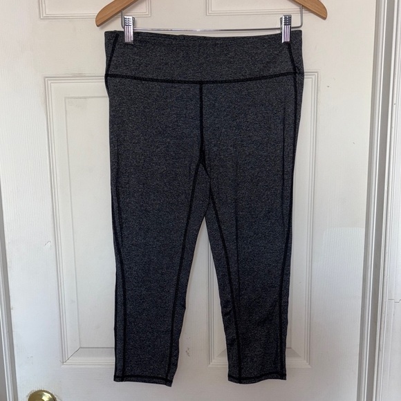 GapFit Gray Cropped Leggings - Picture 1 of 3